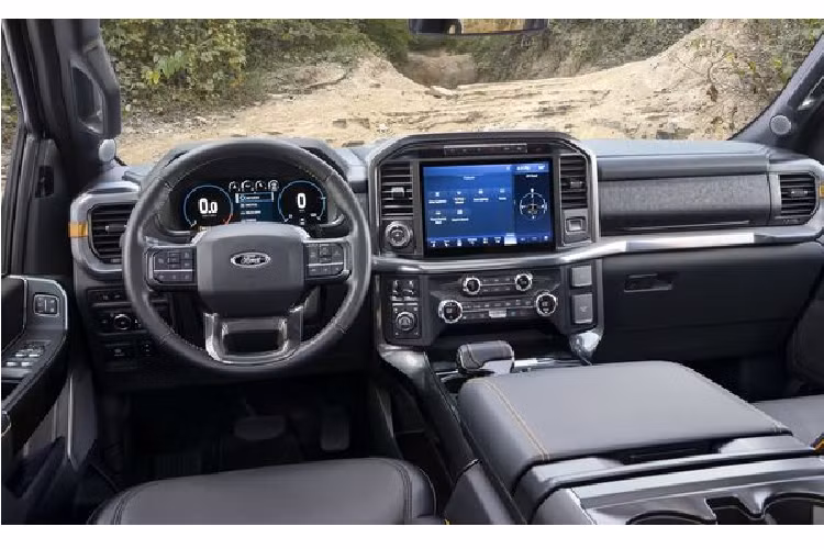 Tất nhiên, xe cũng có những tiện nghi thông thường khác như hệ thống thông tin giải trí SYNC4 12 inch mới, mặc định tương thích Apple CarPlay, Android Auto và SYNC Applink cùng nhiều ứng dụng khác như Waze hay Alexa.