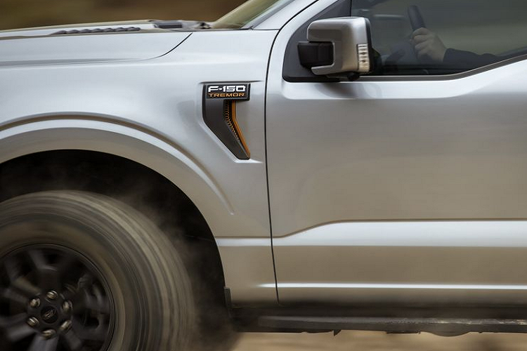 Sử dụng khung thép cường độ cao và thân xe bằng hợp kim nhôm giống những chiếc F-150 2021 khác, F-150 Tremor có kiểu dáng thân xe SuperCrew với cabin dài 1.676 mm. Xe được trang bị động cơ EcoBoost V6 3.5L kết hợp với hộp số tự động 10 cấp và hệ động bốn bánh tiêu chuẩn.