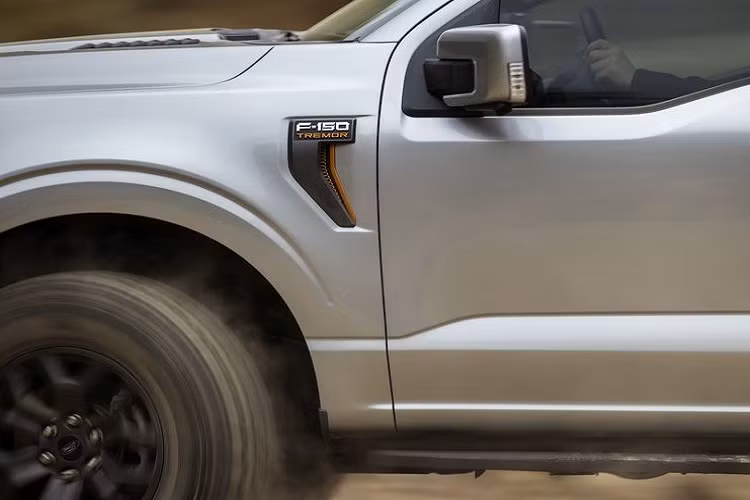 Sử dụng khung thép cường độ cao và thân xe bằng hợp kim nhôm giống những chiếc F-150 2021 khác, F-150 Tremor có kiểu dáng thân xe SuperCrew với cabin dài 1.676 mm. Xe được trang bị động cơ EcoBoost V6 3.5L kết hợp với hộp số tự động 10 cấp và hệ động bốn bánh tiêu chuẩn.