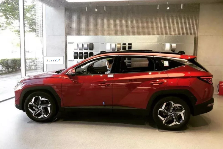 Thân xe có những đường dập góc cạnh như mũi tên, tương tự như trên ''đàn em'' Elantra vừa ra mắt ít lâu. Hông nổi lên với dải chrome nẹp trên viền cửa, kết thúc với một mảng lớn ở cột C và cửa khoang hành lý. Giá nóc kim loại và trang trí vây cá mập giúp tôn lên thêm đường nét thân xe. Phần này khiến chiếc xe trông thấp hơn và hầm hố hơn bình thường.