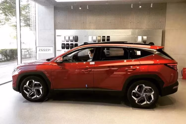 Thân xe có những đường dập góc cạnh như mũi tên, tương tự như trên ''đàn em'' Elantra vừa ra mắt ít lâu. Hông nổi lên với dải chrome nẹp trên viền cửa, kết thúc với một mảng lớn ở cột C và cửa khoang hành lý. Giá nóc kim loại và trang trí vây cá mập giúp tôn lên thêm đường nét thân xe. Phần này khiến chiếc xe trông thấp hơn và hầm hố hơn bình thường.