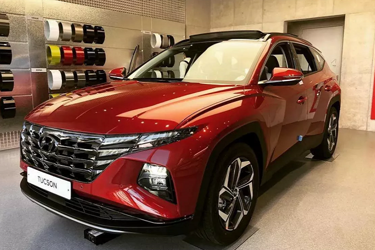 Sẽ khó mà nhầm lẫn Hyundai Tucson thế hệ mới với mẫu xe tiền nhiệm, nhờ vào cụm lưới tản nhiệt kết hợp cụm đèn vô cùng ấn tượng. Lưới tản nhiệt xe hình thang với các mảnh ghép đèn LED chạy ban ngày kiểu bậc thang, khiến phần đầu tạo thành chữ T khá ấn tượng. Hyundai không cung cấp hình ảnh lúc cụm đèn LED tắt, nhưng nó hứa hẹn vẫn sẽ hầm hố.