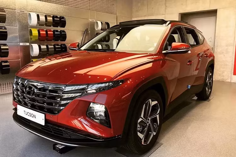 Sẽ khó mà nhầm lẫn Hyundai Tucson thế hệ mới với mẫu xe tiền nhiệm, nhờ vào cụm lưới tản nhiệt kết hợp cụm đèn vô cùng ấn tượng. Lưới tản nhiệt xe hình thang với các mảnh ghép đèn LED chạy ban ngày kiểu bậc thang, khiến phần đầu tạo thành chữ T khá ấn tượng. Hyundai không cung cấp hình ảnh lúc cụm đèn LED tắt, nhưng nó hứa hẹn vẫn sẽ hầm hố.