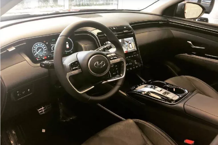 Cụm đèn hậu là một dải LED kéo dài với 2 cặp LED móc xuống khá đẹp. Tại Hàn Quốc, Tucson sở hữu nhiều màu sơn và kiểu sơn khác nhau: 1 tông và 2 tông màu (nóc tối màu). Xe cũng đi cùng dàn mâm từ 17 đến 19 inch có thiết kế độc đáo. Phiên bản trong bài có màu đỏ kim loại với sơn 2 màu. Những chi tiết như dải chrome kéo dài hông xe và đường dập sắc nét khi lên hình khá bắt mắt.