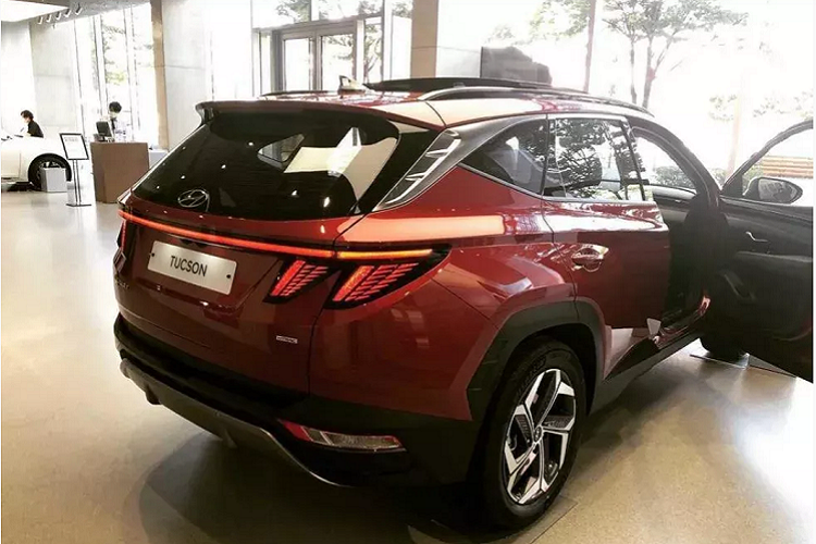 Đèn pha được đặt thấp một chút xuống bên dưới, giống với phong cách trên Santa Fe hay Kona. Trong khi đó, cụm đèn hậu là một dải LED kéo dài với 2 cặp LED móc xuống, tạo ấn tượng mới lạ. Cản trước và cản sau của Tucson cũng thể thao hơn.