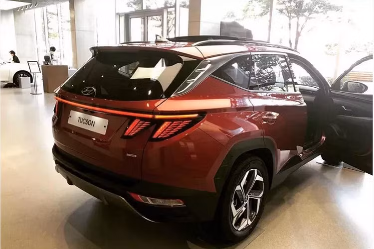 Đèn pha được đặt thấp một chút xuống bên dưới, giống với phong cách trên Santa Fe hay Kona. Trong khi đó, cụm đèn hậu là một dải LED kéo dài với 2 cặp LED móc xuống, tạo ấn tượng mới lạ. Cản trước và cản sau của Tucson cũng thể thao hơn.