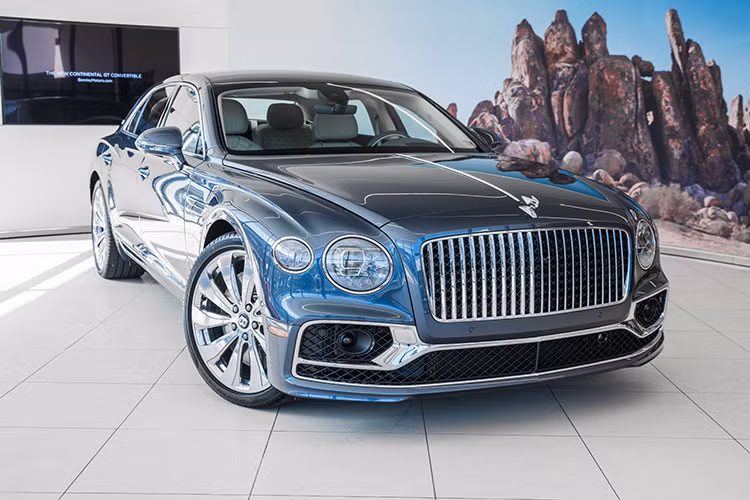 Theo đó, Flying Spur mới sở hữu một diện mạo sang trọng và cơ bắp hơn so với phiên bản tiền nhiệm. Những điểm nhấn nổi bật về thiết kế ngoại thất bao gồm những đường gân nổi mạnh mẽ chạy hai bên thân xe, mâm xe 21 inch mới, đèn pha LED ma trận và đèn hậu LED. Đặc biệt, lần đầu tiên trên Flying Spur, biểu tượng logo Flying B có thể thu gọn vào trong ca pô và có thể phát sáng.