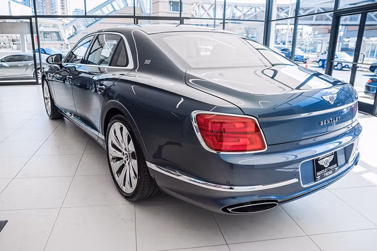 Ở bên trong, bảng điều khiển của Flying Spur 2020 có thiết kế tương tự như trên mẫu Continental GT bao gồm màn hình cảm ứng trung tâm 12,3 inch độc đáo có thể ẩn sau lớp phủ gỗ Veneer. Chiều dài cơ sở lớn hơn cũng ảnh hưởng không nhỏ đến thiết kế bên ngoài của xe.