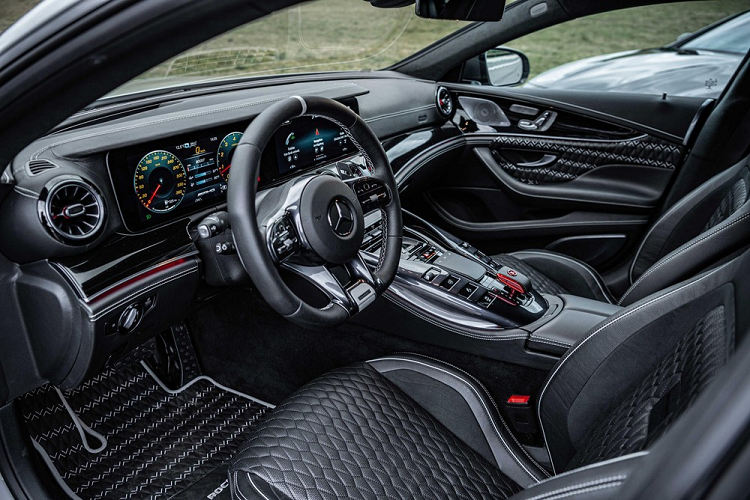 Thực chất, chiếc xe độ “nhanh như tên lửa” này có thể đạt tốc độ cao nữa, nhưng Brabus giới hạn 330 km/h để bảo vệ lốp. Để truyền tải tất cả công suất tới đường nhựa, Brabus đã trang bị cho Rocket 900 một bộ lốp cực rộng, bọc quanh bộ la-zăng đúc công nghệ cao cỡ 21 inch ở phía trước và 22 inch ở phía sau với đĩa khí động học làm từ carbon. Để tạo chỗ trống cho bộ lốp rộng này, chiếc xe có bộ widebody kit bằng carbon với tấm chắn bùn rộng mà khiến xe rộng hơn 3,1 inch.