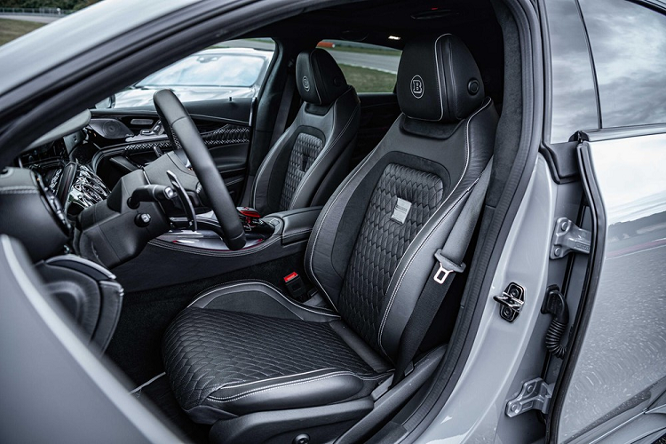 Các hốc gió lớn hơn ở phía trước cũng cải thiện khả năng làm mát, trong khi cánh gió tích hợp phía trước giúp giảm độ nâng trục trước. Ở phía sau, cánh gió và bộ khuếch tán gió bằng carbon có tác dụng tăng lực ép xuống và cân bằng xe. Một hệ thống treo khí với hai chế độ khác nhau có thể hạ thấp khoảng sáng gầm khoảng 1 inch.