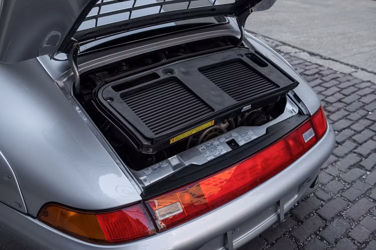 Chiếc xe mới chỉ vận hành trên quãng đường khoảng 30,113km và còn trong tình trạng hoàn hảo. Giá xe Porsche 993 GT2 đời 1996 hàng hiếm này đang được chào bán khoảng 1 triệu USD (hơn 23 tỷ đồng).