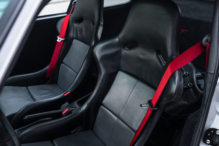 Chiếc xe được nhập khẩu vào Mỹ chỉ một vài năm trước từ Nhật Bản và có nội thất được phối giữa hai màu xám và đen tuyệt đẹp.