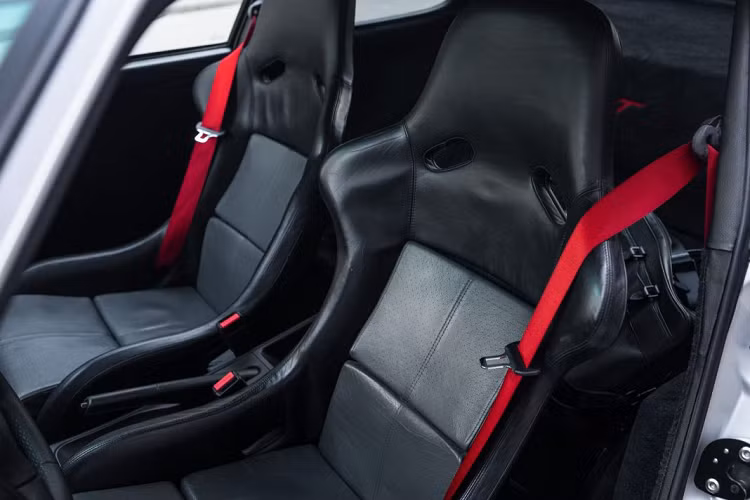 Chiếc xe được nhập khẩu vào Mỹ chỉ một vài năm trước từ Nhật Bản và có nội thất được phối giữa hai màu xám và đen tuyệt đẹp.
