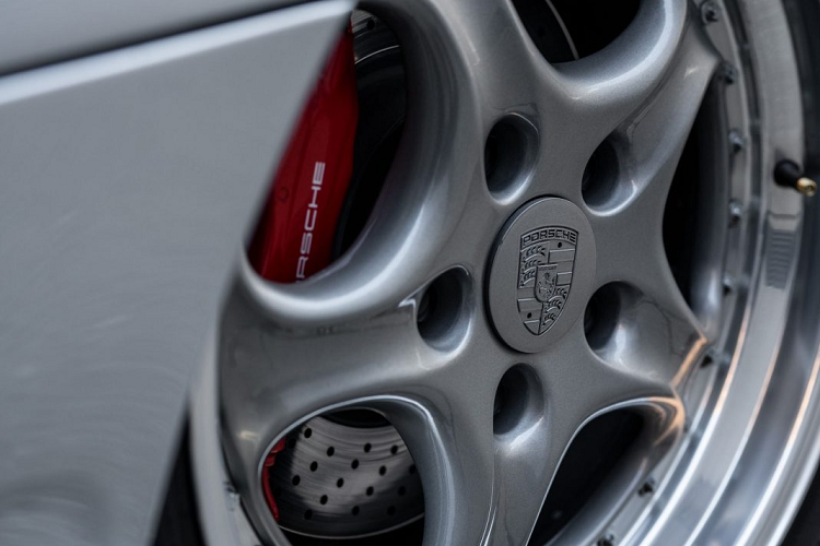 Kết hợp với động cơ này là hộp số sàn 6 cấp dẫn động bánh sau thông qua vi sai chống trượt giới hạn, cho phép xe tăng tốc từ 0-96km/h trong vòng 4 giây và có thể đạt tốc độ tối đa lên tới 305 km/h – một con số ấn tượng tại thời điểm bấy giờ.