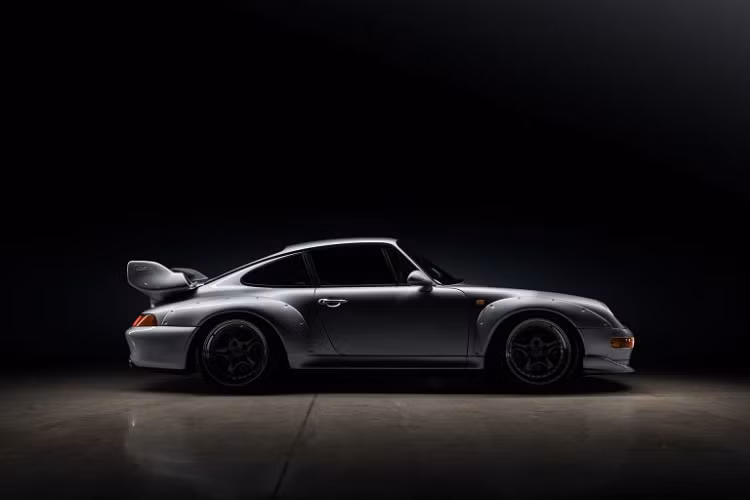  Siêu xe Porsche 911 GT2 thế hệ 993 chính là mẫu xe biểu tượng của dòng GT2 và đưa 993 Turbo lên một tầm cao mới. Chỉ có 194 chiếc dành cho việc vận hành hợp pháp trên đường phố từng được chế tạo và bán ra.