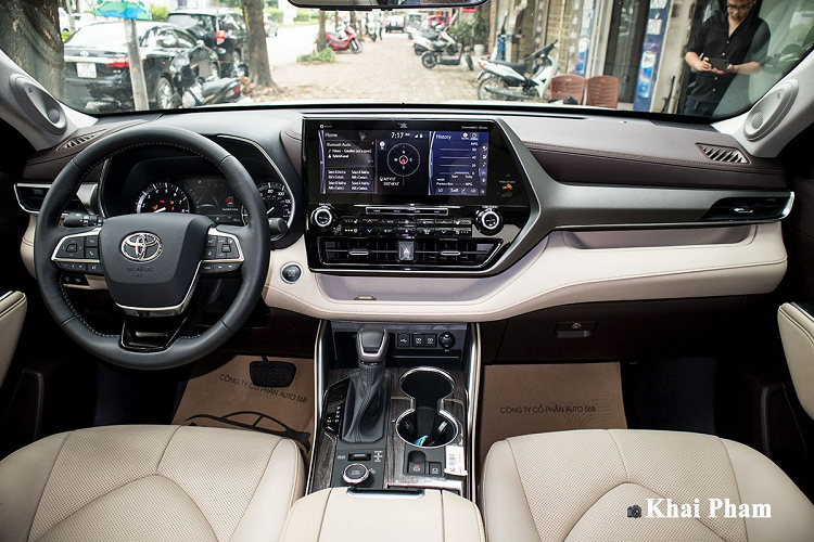 Cụm đèn hậu là một trong những điểm thu hút nhiều sự chú ý nhất trên Toyota Highlander mới về nước. Cụm đèn sau này giúp người dùng dễ dàng liên tưởng đến thiết kế của Lexus NX với dải đèn LED độc đáo. Ngoài ra, cánh gió phía sau trên Highlander mang thiết kế khí động học kết hợp cùng đèn phanh LED trên cao.