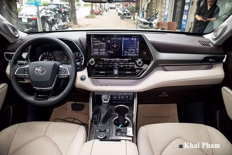 Cụm đèn hậu là một trong những điểm thu hút nhiều sự chú ý nhất trên Toyota Highlander mới về nước. Cụm đèn sau này giúp người dùng dễ dàng liên tưởng đến thiết kế của Lexus NX với dải đèn LED độc đáo. Ngoài ra, cánh gió phía sau trên Highlander mang thiết kế khí động học kết hợp cùng đèn phanh LED trên cao.