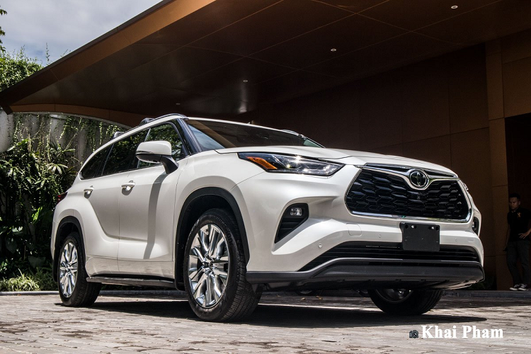 Toyota Highlander bản Limited còn được trang bị vô-lăng bọc da với thiết kế 3 chấu tích hợp hàng loạt nút bấm hỗ trợ người lái. Ngoài ra, phần vô-lăng này có thể điều chỉnh tuỳ vào tầm vóc của tài xế và chức năng sưởi ấm/làm mát cũng được tích hợp. Phía sau, cụm đồng hồ mới mẻ với màn TFT 7 inch và 2 cụm vòng tua máy cũng như tốc độ được thiết kế rõ nét nhằm nâng cao tính thẩm mỹ.