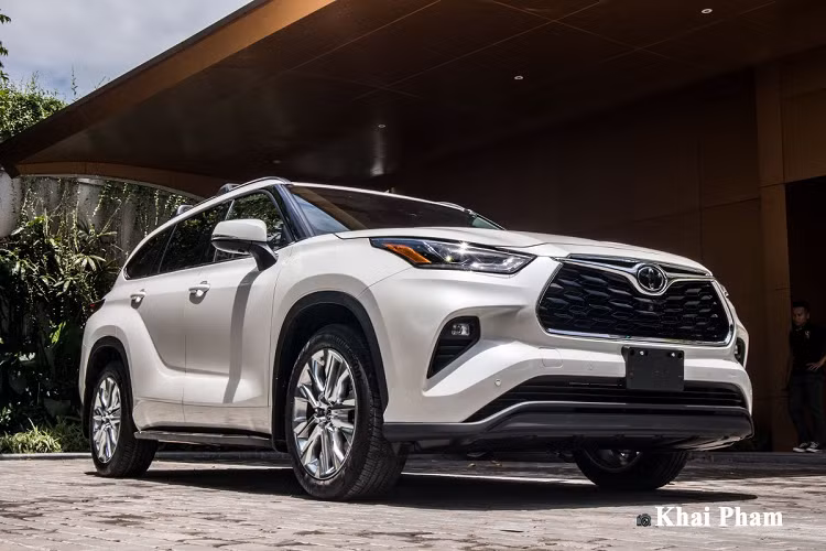 Toyota Highlander bản Limited còn được trang bị vô-lăng bọc da với thiết kế 3 chấu tích hợp hàng loạt nút bấm hỗ trợ người lái. Ngoài ra, phần vô-lăng này có thể điều chỉnh tuỳ vào tầm vóc của tài xế và chức năng sưởi ấm/làm mát cũng được tích hợp. Phía sau, cụm đồng hồ mới mẻ với màn TFT 7 inch và 2 cụm vòng tua máy cũng như tốc độ được thiết kế rõ nét nhằm nâng cao tính thẩm mỹ.