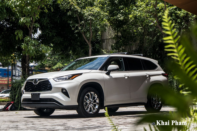 Toyota Highlander Limited 2020 mới đầu tiên về Việt Nam thuộc thế hệ thứ 4 hoàn toàn mới của hãng xe Nhật Bản, xe chỉ vừa ra mắt toàn cầu từ năm ngoái, thậm chí ở châu Âu cũng chỉ vừa đón nhận chiếc SUV này trong năm nay. Ở thế hệ mới nhất, Toyota Highlander 2020 sở hữu ngoại thất "lột xác" hoàn toàn so với bản tiền nhiệm với dáng dấp nam tính, trẻ trung hơn. Theo công bố, Highlander sử dụng chung nền tảng khung gầm với RAV4 là TNGA-K mới với nhiều ưu điểm.