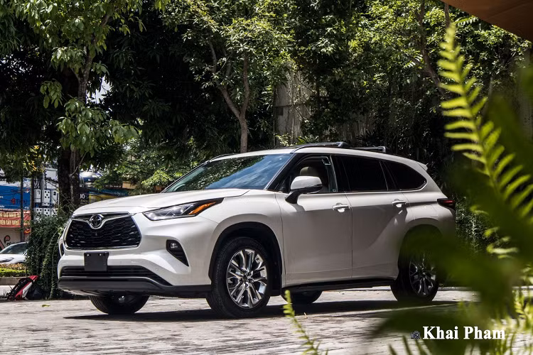 Toyota Highlander Limited 2020 mới đầu tiên về Việt Nam thuộc thế hệ thứ 4 hoàn toàn mới của hãng xe Nhật Bản, xe chỉ vừa ra mắt toàn cầu từ năm ngoái, thậm chí ở châu Âu cũng chỉ vừa đón nhận chiếc SUV này trong năm nay. Ở thế hệ mới nhất, Toyota Highlander 2020 sở hữu ngoại thất "lột xác" hoàn toàn so với bản tiền nhiệm với dáng dấp nam tính, trẻ trung hơn. Theo công bố, Highlander sử dụng chung nền tảng khung gầm với RAV4 là TNGA-K mới với nhiều ưu điểm.