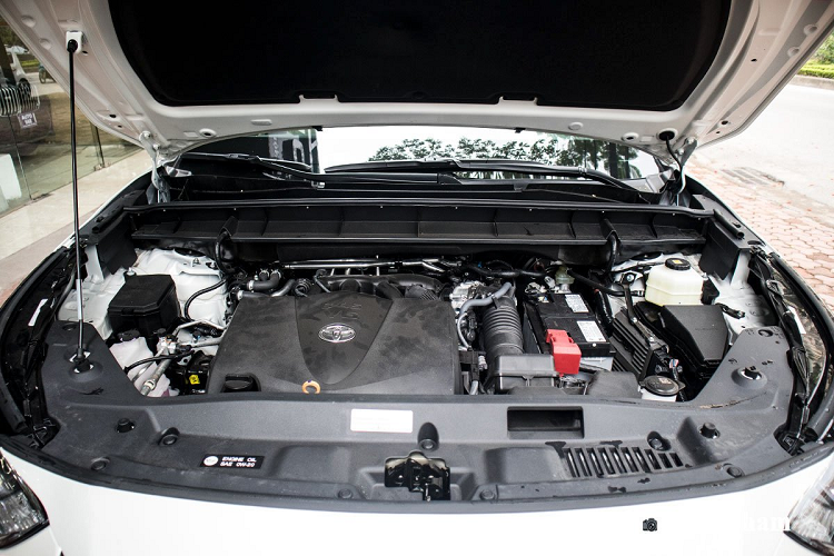 Toàn bộ ghế ngồi trên Toyota Highlander đời mới được bao phủ bởi lớp áo da cao cấp cùng cấu hình 2-2-3 với vị trí hàng giữa dành cho ông chủ. Các tính năng có sẵn trên phiên bản Limited bao gồm ghế lái chỉnh điện đa hướng, sưởi ấm/làm mát, đỡ lưng ghế và nhớ 2 vị trí ghế lái. Đặc biệt, trên hàng ghế thứ 3, khách hàng có thể ngả lưng ghế để tạo sự thoải mái với những quãng hành trình dài.