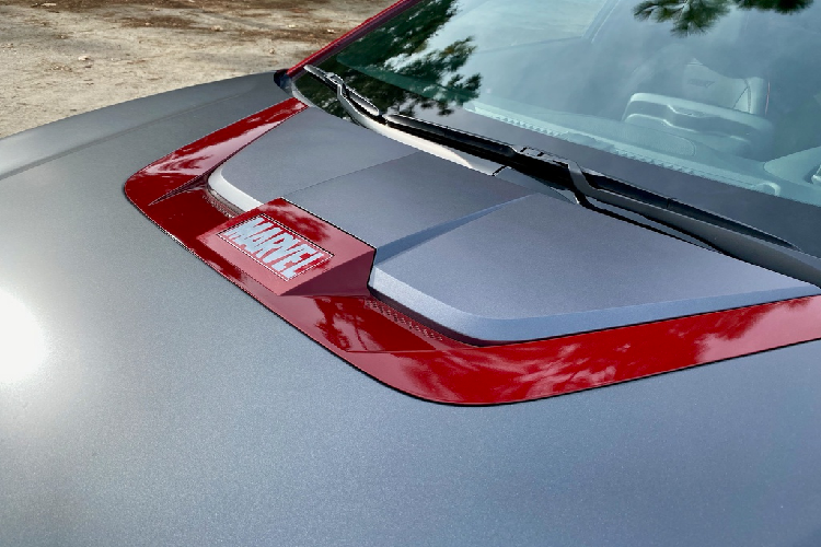 Vị trí khe lấy gió trên nắp ca-pô cũng được trang trí logo Marvel.