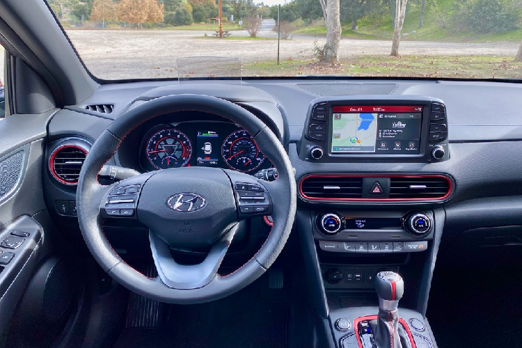 Bước vào bên trong, Kona Iron Man 2020 mới vẫn duy trì các điểm nhấn màu đỏ, chữ ký của Tony Stark trên bảng đồng hồ cùng cần số với biểu tượng độc đáo. Hàng ghế trước có logo Stark Industries với mặt nạ Iron Man dập nổi. Màn hình HUD cũng trở nên thú vị với đồ họa được lấy cảm hứng từ Iron Man.