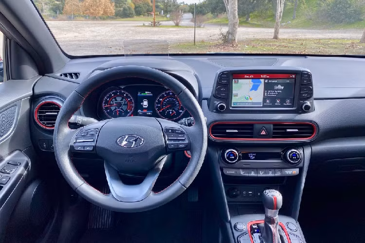 Bước vào bên trong, Kona Iron Man 2020 mới vẫn duy trì các điểm nhấn màu đỏ, chữ ký của Tony Stark trên bảng đồng hồ cùng cần số với biểu tượng độc đáo. Hàng ghế trước có logo Stark Industries với mặt nạ Iron Man dập nổi. Màn hình HUD cũng trở nên thú vị với đồ họa được lấy cảm hứng từ Iron Man.