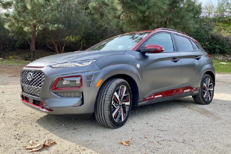 Kona Iron Man Edition là một bổ sung thú vị cho dòng sản phẩm Kona. Phiên bản Iron Man có giá khởi điểm 31.595 USD (khoảng 731 triệu đồng), trong khi phiên bản dẫn động 4 bánh có giá 32.995 USD (tương đương khoảng 764,2 triệu đồng).