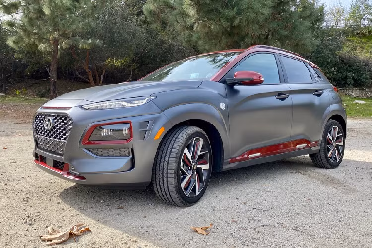 Kona Iron Man Edition là một bổ sung thú vị cho dòng sản phẩm Kona. Phiên bản Iron Man có giá khởi điểm 31.595 USD (khoảng 731 triệu đồng), trong khi phiên bản dẫn động 4 bánh có giá 32.995 USD (tương đương khoảng 764,2 triệu đồng).