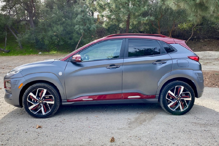 Phiên bản Hyundain Kona đặc biệt này còn có biểu tượng Iron Man ở chắn bùn phía trước và phía sau. Xe được trang bị kính tối màu cho hàng ghế sau giúp tạo không gian riêng tư cho hành khách.