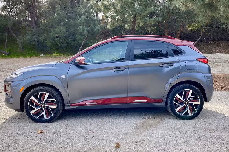 Phiên bản Hyundain Kona đặc biệt này còn có biểu tượng Iron Man ở chắn bùn phía trước và phía sau. Xe được trang bị kính tối màu cho hàng ghế sau giúp tạo không gian riêng tư cho hành khách.