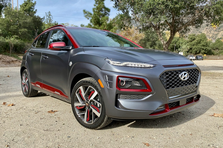 Hyundai vừa giới thiệu đến khách hàng phiên bản đặc biệt của dòng xe Kona nhỏ gọn, dành riêng cho các tín đồ Marvel. Nhìn từ bên ngoài có thể thấy Hyundai Kona Iron Man mang đậm phong cách của "Người sắt" với các điểm nhấn màu đỏ đậm, kết hợp cùng nước sơn màu xám mờ.