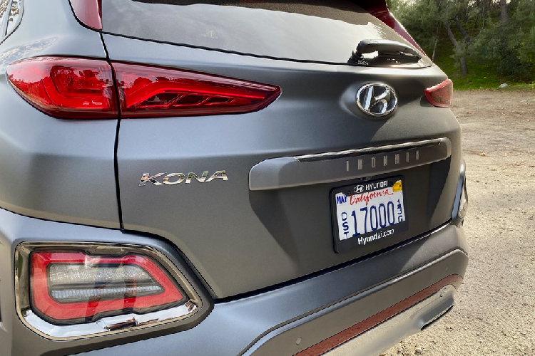 Hyundai Kona phiên bản đặc biệt được trang bị động cơ 4 xy-lanh tăng áp 1.6L, sản sinh công suất 175 mã lực và mô-men xoắn cực đại 264 Nm. Xe được trang bị hộp số ly hợp kép 7 tốc độ.