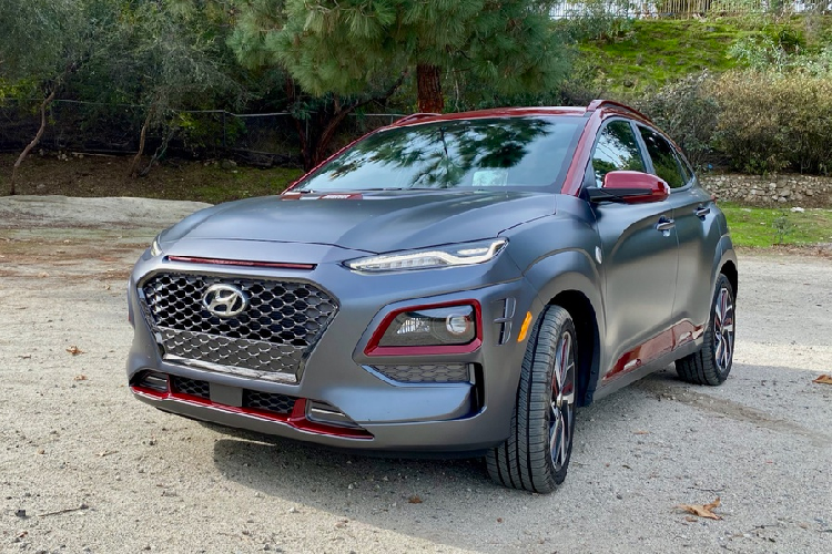 Về mặt công nghệ, Kona cung cấp một số tính năng công nghệ mà một số đối thủ không có, chẳng hạn như màn hình HUD và sạc không dây. Ngoài ra, còn có hệ thống thông tin giải trí 7 inch, hệ thống âm thanh Infinity, kết nối Apple CarPlay và Android Auto.