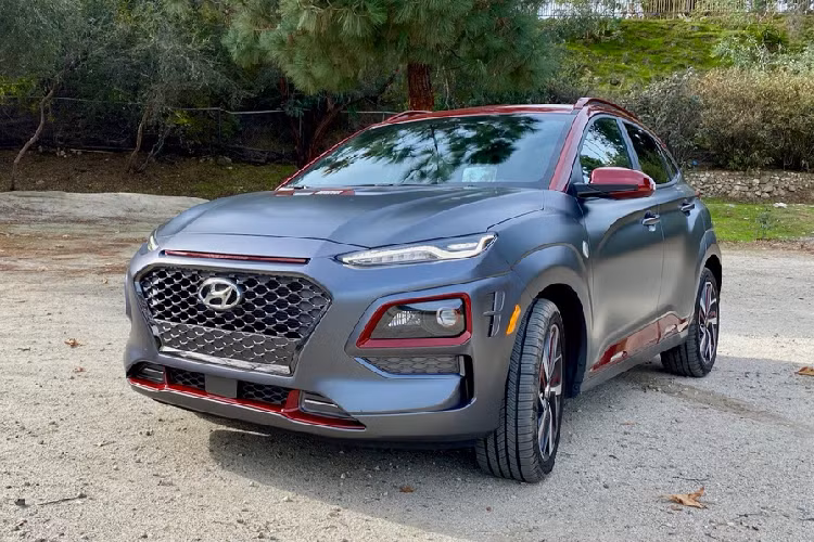 Về mặt công nghệ, Kona cung cấp một số tính năng công nghệ mà một số đối thủ không có, chẳng hạn như màn hình HUD và sạc không dây. Ngoài ra, còn có hệ thống thông tin giải trí 7 inch, hệ thống âm thanh Infinity, kết nối Apple CarPlay và Android Auto.