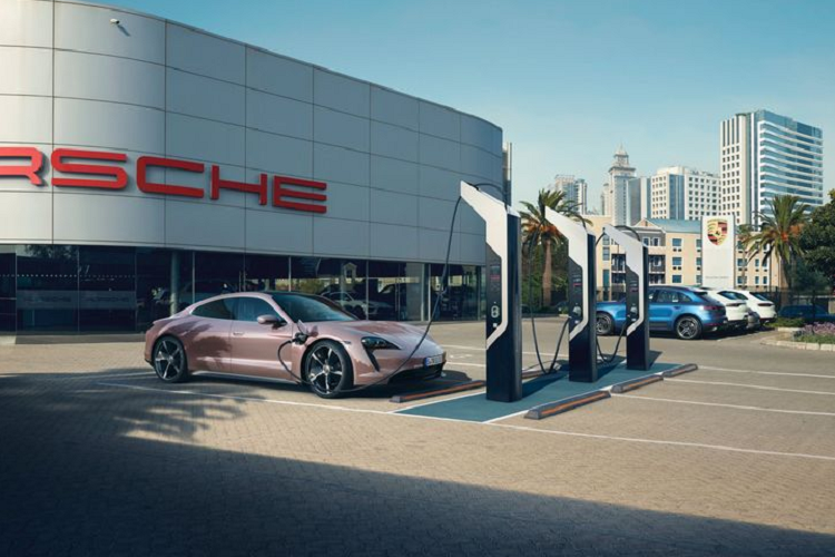 Ngoài hệ dẫn động cầu sau, Porsche Taycan cơ sở cũng sở hữu các công nghệ và tính năng tương tự như các bản AWD, bao gồm kiến trúc 800 volt, năng lượng tái tạo lên tới 264 mã lực, PSM ở trục sau, PASM, PDCC Sport, PTV Plus, hộp số phụ 2 cấp và nhiều trang bị khác. Bên cạnh đó, so với AWD, Taycan RWD cũng thực tế hơn với cốp xe dung tích 491 lít.