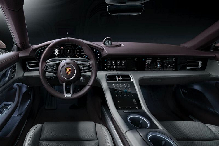 Tại Trung Quốc, giá xe Porsche Taycan cơ sở với pin tiêu chuẩn có giá 888.000 NDT (khoảng 2,9 tỷ đồng), trong khi chiếc xe với gói pin lớn hơn sẽ có giá 948.500 NDT (khoảng 3,1 tỷ đồng).