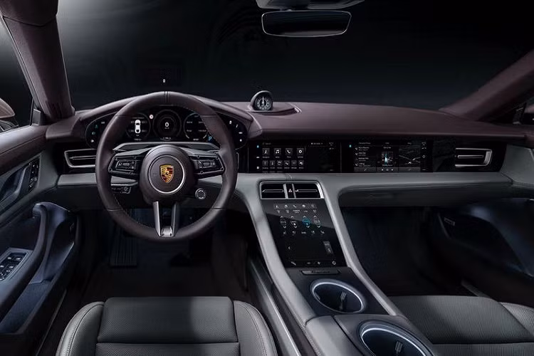 Tại Trung Quốc, giá xe Porsche Taycan cơ sở với pin tiêu chuẩn có giá 888.000 NDT (khoảng 2,9 tỷ đồng), trong khi chiếc xe với gói pin lớn hơn sẽ có giá 948.500 NDT (khoảng 3,1 tỷ đồng).