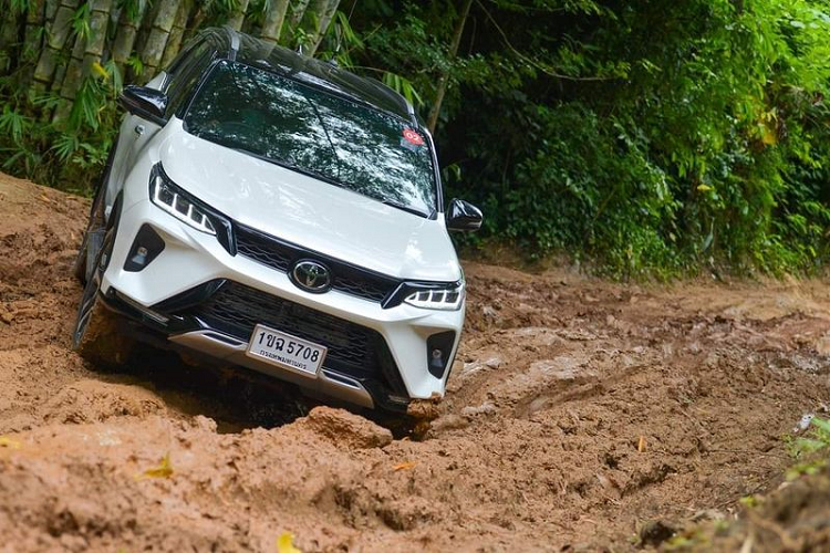 Tại Thái Lan, giá xe Toyota Fortuner 2021 dao động từ 1,56 - 1,84 triệu baht (khoảng 1,147 - 1,349 tỷ đồng). Theo một số nguồn tin, Fortuner nâng cấp mới sẽ có 3 phiên bản động cơ tại Việt Nam, đó là máy xăng 2.7L, hai máy dầu diesel 2.4L và 2.8L, trong đó, động cơ dầu diesel 2.8L sẽ sản sinh công suất 201 mã lực và mô-men xoắn cực đại là 500Nm.