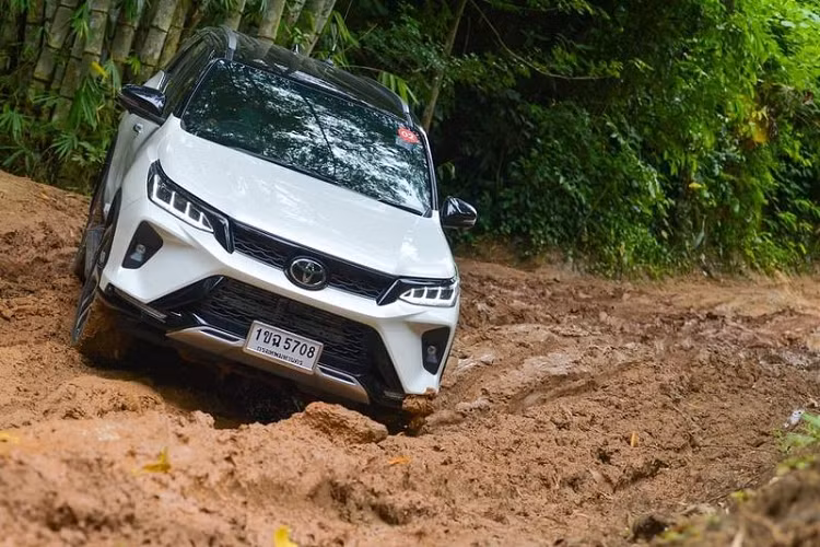 Tại Thái Lan, giá xe Toyota Fortuner 2021 dao động từ 1,56 - 1,84 triệu baht (khoảng 1,147 - 1,349 tỷ đồng). Theo một số nguồn tin, Fortuner nâng cấp mới sẽ có 3 phiên bản động cơ tại Việt Nam, đó là máy xăng 2.7L, hai máy dầu diesel 2.4L và 2.8L, trong đó, động cơ dầu diesel 2.8L sẽ sản sinh công suất 201 mã lực và mô-men xoắn cực đại là 500Nm.