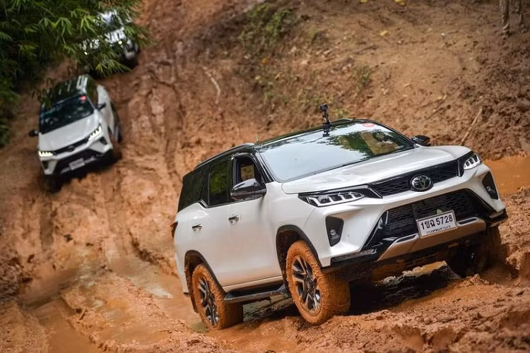 Dự kiến, Toyota Fortuner thế hệ mới sẽ được mở bán cho thị trường Việt Nam từ quý III năm nay với giá bán cao hơn một chút so với phiên bản hiện hành vì có thêm khá nhiều sửa đổi giá trị, đầu tiên là ngoại thất hầm hố hơn, hiện đại hơn, đặc biệt là đầu xe gần như được thiết kế lại hoàn toàn mang đến diện mạo đầy táo bạo.
