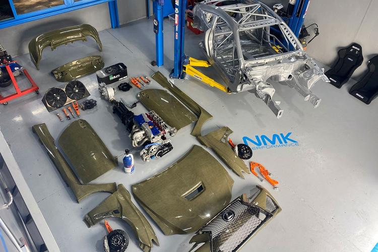 Xe được nâng cấp bộ vi sai Winters ở phía sau có khả năng điều chỉnh để có thể dễ dàng thực hiện các động tác drift, hệ thống treo đến từ hãng BC Racing có thể điều chỉnh tốc độ nén và hồi. Mâm trước có kích thước 18 inch, trong khi mâm sau là 19 inch.