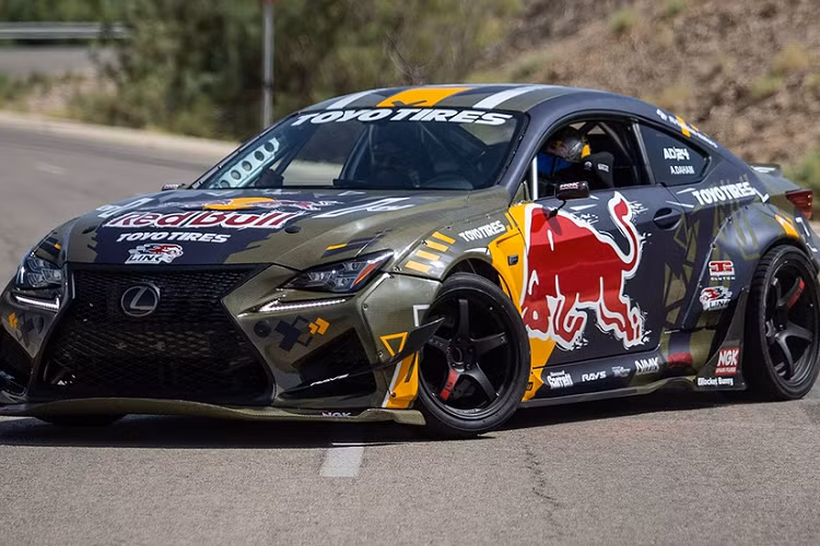 So với một chiếc RC F tiêu chuẩn, phiên bản này nhẹ hơn 500 kg. Lexus đã sử dụng vật liệu carbon-kelvar cho toàn bộ dàn áo của xe, bao gồm cả bộ kit khí động học Rocket Bunny.