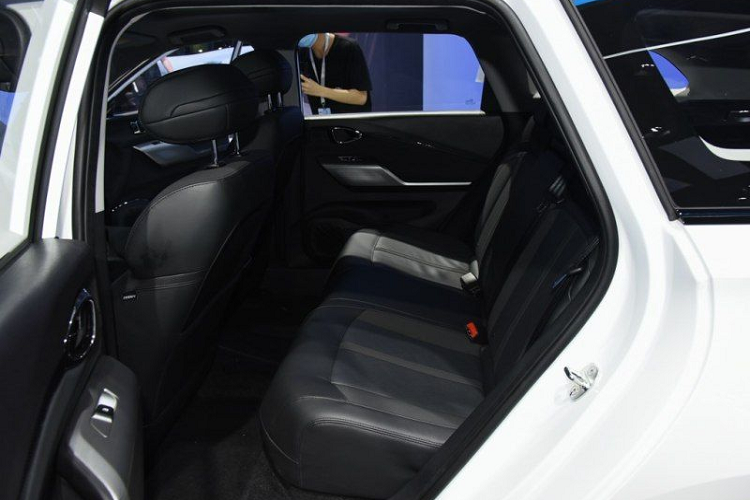 Kích thước dài x rộng x cao là 4.685 x 1.806 x 1.485 m, chiều dài cơ sở ở mức 2.700 mm, Baojun RC-5W tự hào với không gian nội thất thoáng đãng và nhiều trang bị, tiện nghi hiện đại như bảng đồng hồ kỹ thuật số nổi bật trên mặt táp-lô hai tông màu, hệ thống thông tin giải trí 10,2 inch, công nghệ kết nối mới và hệ thống an toàn chủ động mới nhất của Baojun.