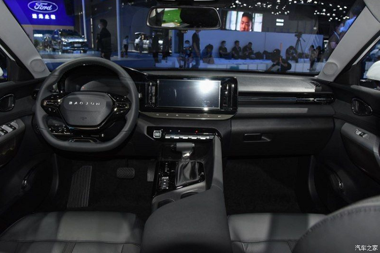 Về ngoại thất, Baojun RC-5W 2020 mới tiếp tục sở hữu các thiết kế đặc trưng của gia đình RC-5 nhưng đã được tinh chỉnh để phù hợp với kiểu dáng wagon mới. RC-5W cũng mang trên mình ngôn ngữ thiết kế “Interstellar Geometry” mới toanh của Baojun, vì vậy, tổng thể xe trông hiện đại và độc đáo hơn trước đáng kể.