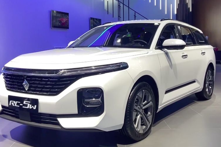 Mới đây nhất, Baojun đã mang chiếc xe Baojun RC-5W 2020 mới đến Triển lãm ô tô Thành Đô 2020. Có thể thấy, Baojun RC-5W chính là phiên bản wagon đầy gợi cảm của mẫu sedan RC-5. Khá lâu rồi mới lại có một chiếc wagon được sản xuất bởi một thương hiệu Trung Quốc.