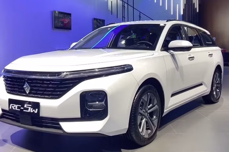Mới đây nhất, Baojun đã mang chiếc xe Baojun RC-5W 2020 mới đến Triển lãm ô tô Thành Đô 2020. Có thể thấy, Baojun RC-5W chính là phiên bản wagon đầy gợi cảm của mẫu sedan RC-5. Khá lâu rồi mới lại có một chiếc wagon được sản xuất bởi một thương hiệu Trung Quốc.