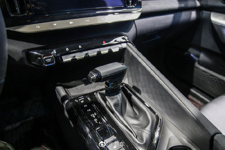 Ở phía trước, Baojun RC-5W ghi dấu ấn với cụm đèn pha thiết kế tách đôi, với đèn ngày mỏng đặt ngang ở các góc còn đèn chiếu sáng chính đặt ở vị trí thấp hơn. Trong khi đó, lưới tản nhiệt của xe lại giống minivan RM-5.